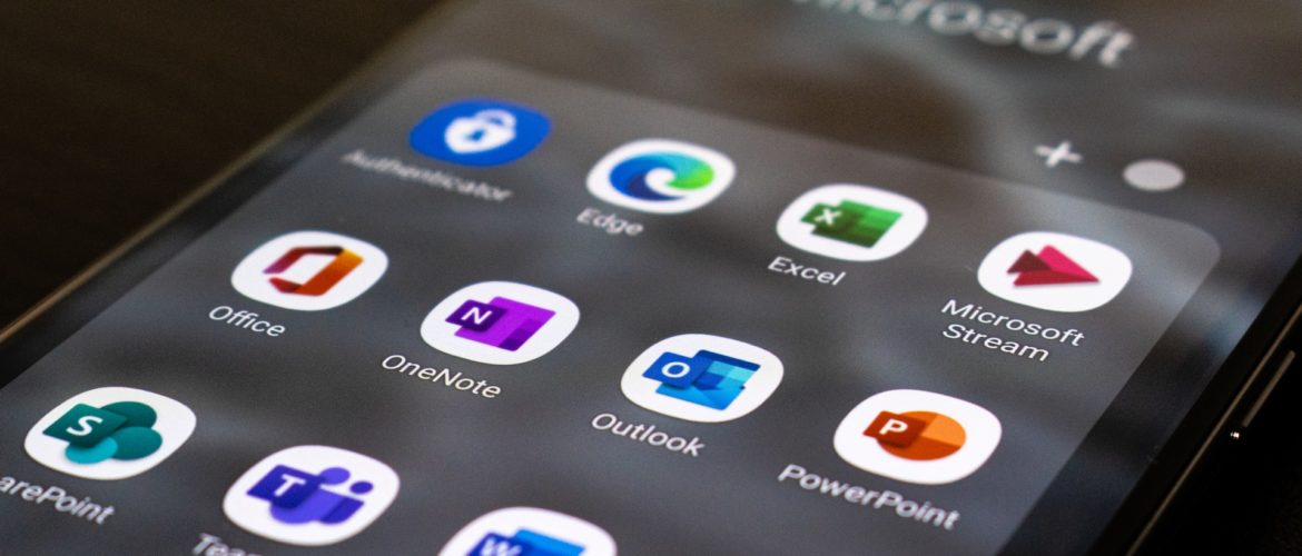 Auf dem Bild ist ein Mobiltelefon dargestellt. Auf dem Display finden sich die Icons von gängigen Microsoft Office Apps